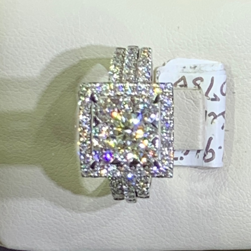 Ladies 14 karat 2.5 ctw total weight diamond ring